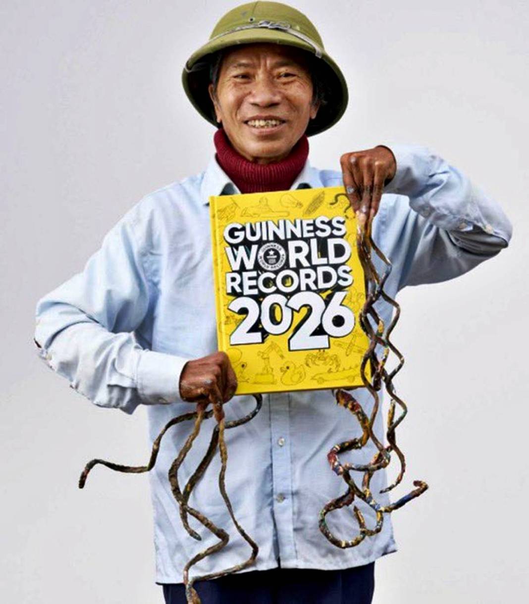 Tırnak mı spaghetti mi! 5,9 metrelik tırnaklarıyla dünya rekoru kırdı 5